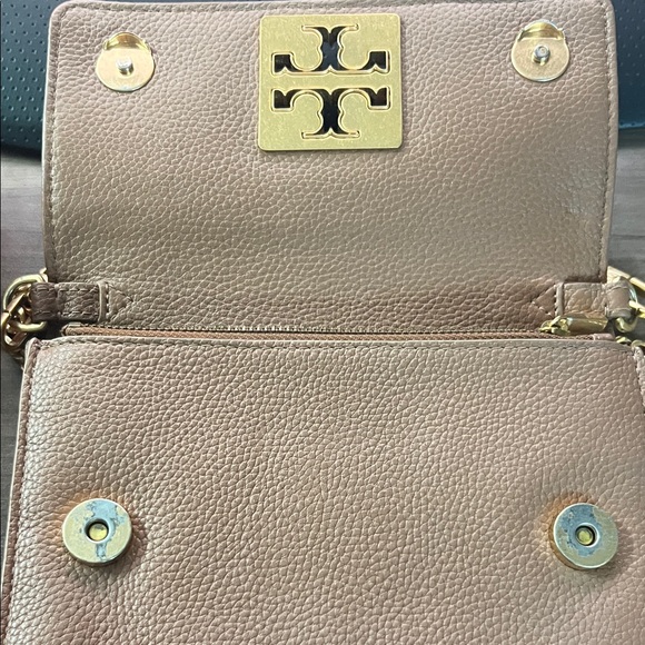 Tory Burch Pebbled Leather Crossbody in Taupe with Gold Logo - Picture 4 of 5